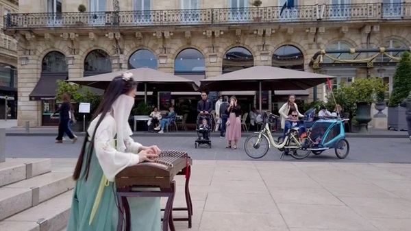 Tiên nữ hạ phàm đánh đàn trên bờ biển, đường phố khiến người dân kinh ngạc là ai?-1