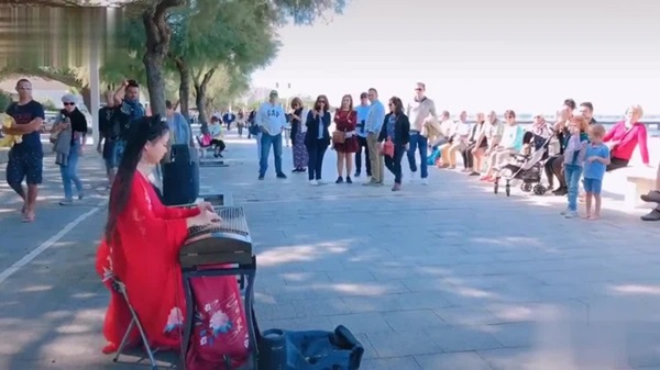 Tiên nữ hạ phàm đánh đàn trên bờ biển, đường phố khiến người dân kinh ngạc là ai?-2