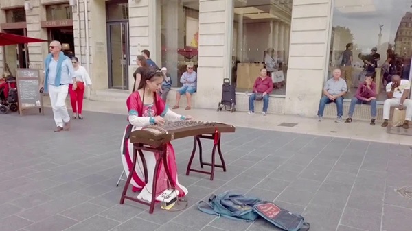 Tiên nữ hạ phàm đánh đàn trên bờ biển, đường phố khiến người dân kinh ngạc là ai?-3