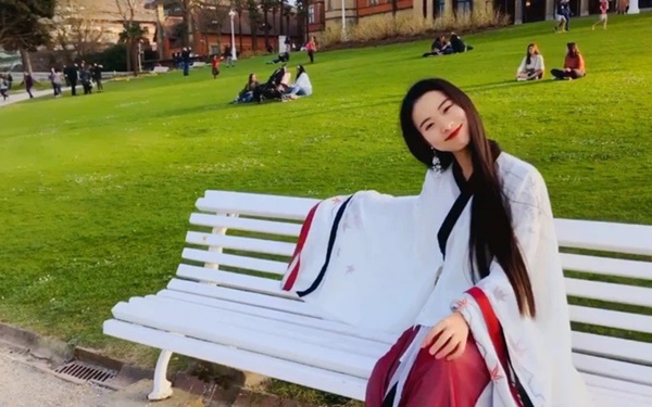 Tiên nữ hạ phàm đánh đàn trên bờ biển, đường phố khiến người dân kinh ngạc là ai?-4