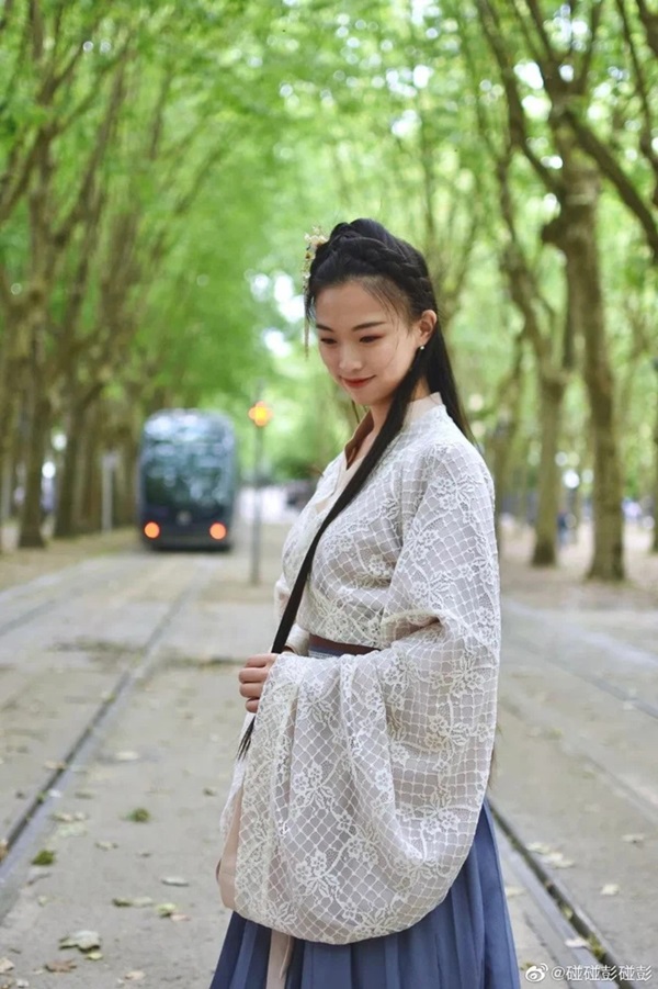 Tiên nữ hạ phàm đánh đàn trên bờ biển, đường phố khiến người dân kinh ngạc là ai?-7