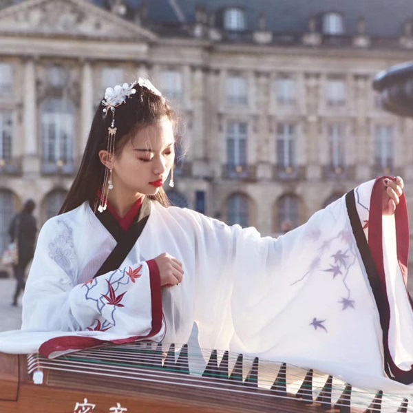 Tiên nữ hạ phàm đánh đàn trên bờ biển, đường phố khiến người dân kinh ngạc là ai?-8