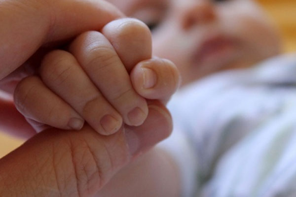 Uống nhầm dầu thắp đèn bàn thờ, bé gái 15 tháng tuổi ở Đắk Lắk nguy kịch, phải chạy ECMO xuyên Tết-2