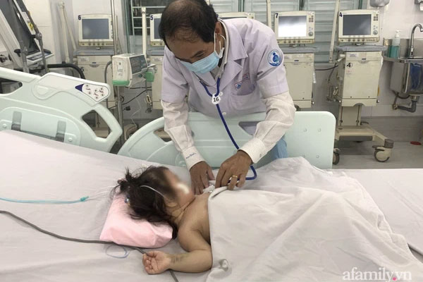 Uống nhầm dầu thắp đèn bàn thờ, bé gái 15 tháng tuổi ở Đắk Lắk nguy kịch, phải chạy ECMO xuyên Tết-1