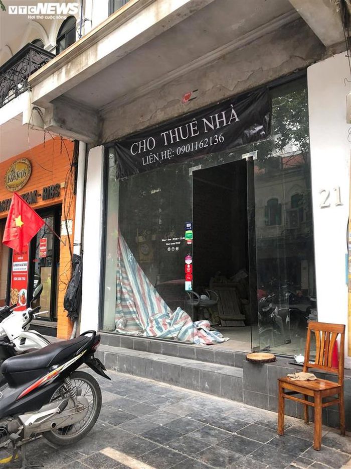 Hàng quán phố cổ Hà Nội nghỉ Tết kéo dài, khách sạn rao bán la liệt bằng tờ rơi-9