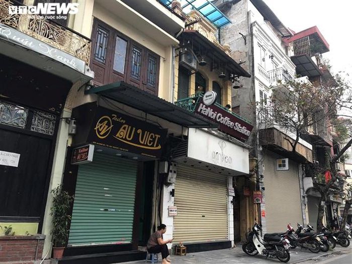 Hàng quán phố cổ Hà Nội nghỉ Tết kéo dài, khách sạn rao bán la liệt bằng tờ rơi-3