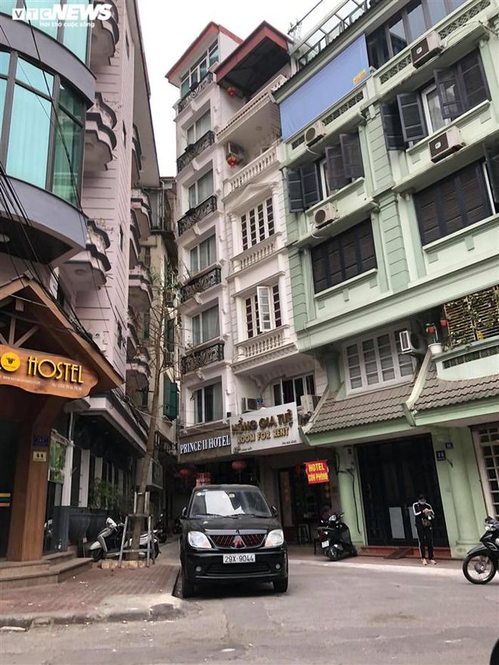 Hàng quán phố cổ Hà Nội nghỉ Tết kéo dài, khách sạn rao bán la liệt bằng tờ rơi-4