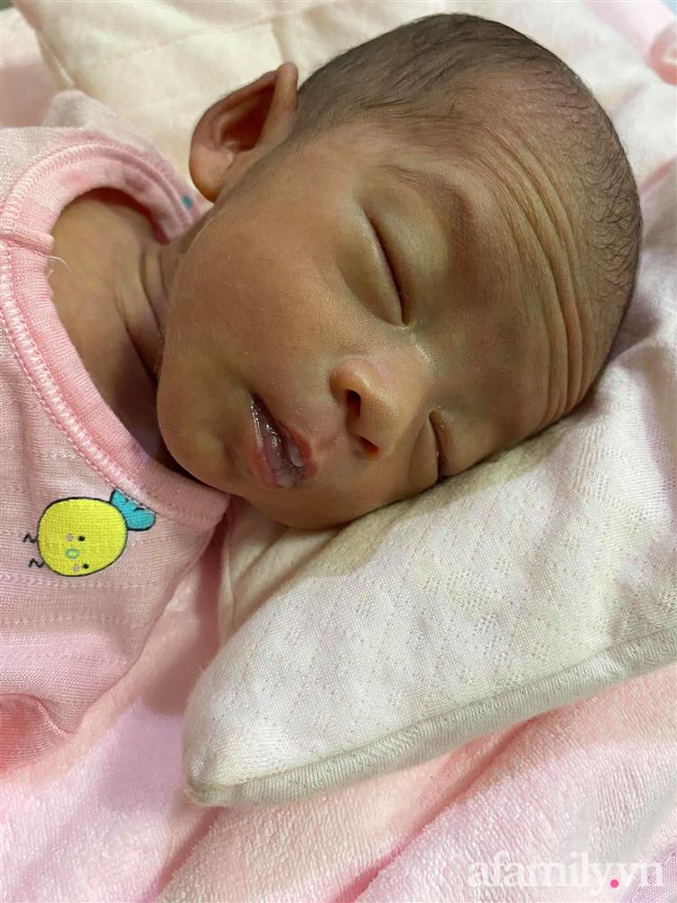 Bé gái Kiên Giang sinh non gầy guộc, da đen nhẻm, nhăn nheo như chú khỉ con, nhưng chỉ hơn 2 tháng sau nhìn bé ai cũng ngỡ ngàng-1