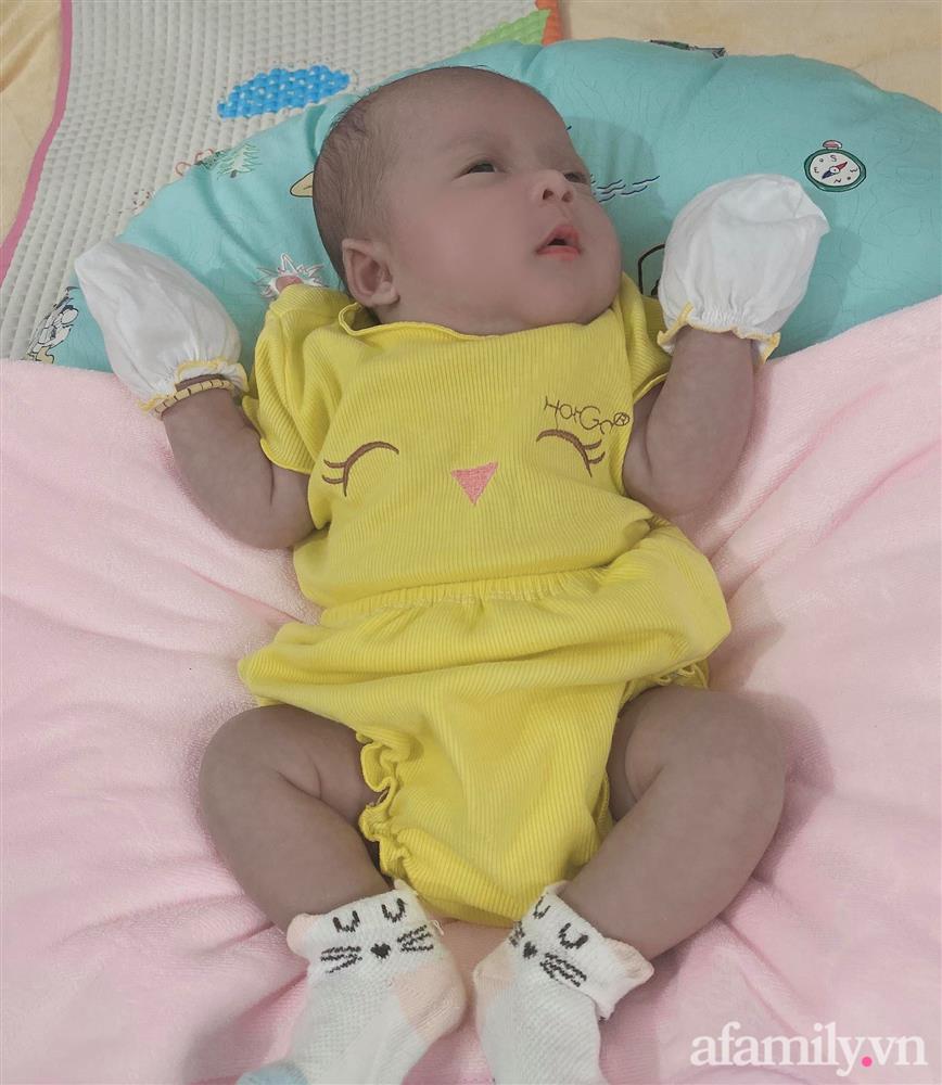 Bé gái Kiên Giang sinh non gầy guộc, da đen nhẻm, nhăn nheo như chú khỉ con, nhưng chỉ hơn 2 tháng sau nhìn bé ai cũng ngỡ ngàng-6