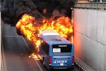 Clip: Kinh hoàng cảnh ô tô bất ngờ bốc cháy khi đang đổ xăng-1