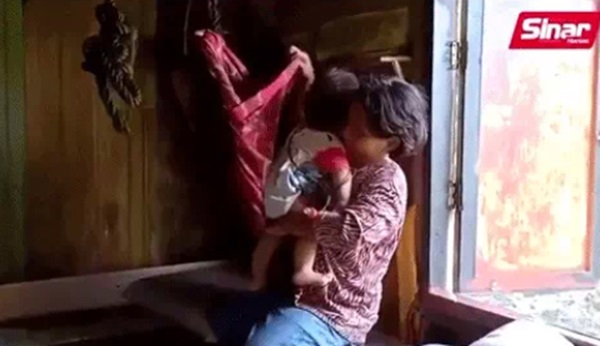 Bé gái 11 tuổi buộc phải sắm vai bà mẹ nhí của những đứa trẻ nheo nhóc khiến ai nhìn cũng xót xa, sự thật phía sau gây xúc động không kém-2