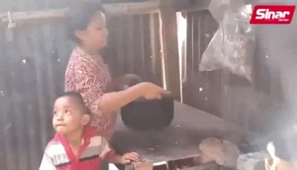 Bé gái 11 tuổi buộc phải sắm vai bà mẹ nhí của những đứa trẻ nheo nhóc khiến ai nhìn cũng xót xa, sự thật phía sau gây xúc động không kém-3