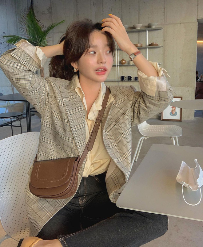 Trời xuân ấm áp, diện sơ mi theo 5 công thức ruột” của gái Hàn là đảm bảo vừa xinh, vừa sang hết ý-5