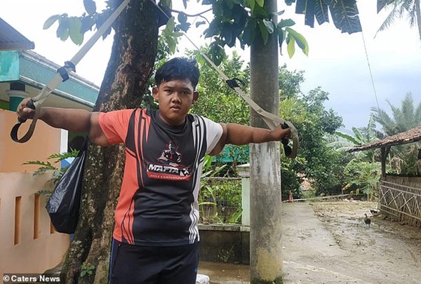 Cậu bé béo nhất thế giới nặng gần 200kg gây choáng với ngoại hình mới chỉ sau 4 năm giảm cân, nhìn hình không ai dám tin là cùng một người-6