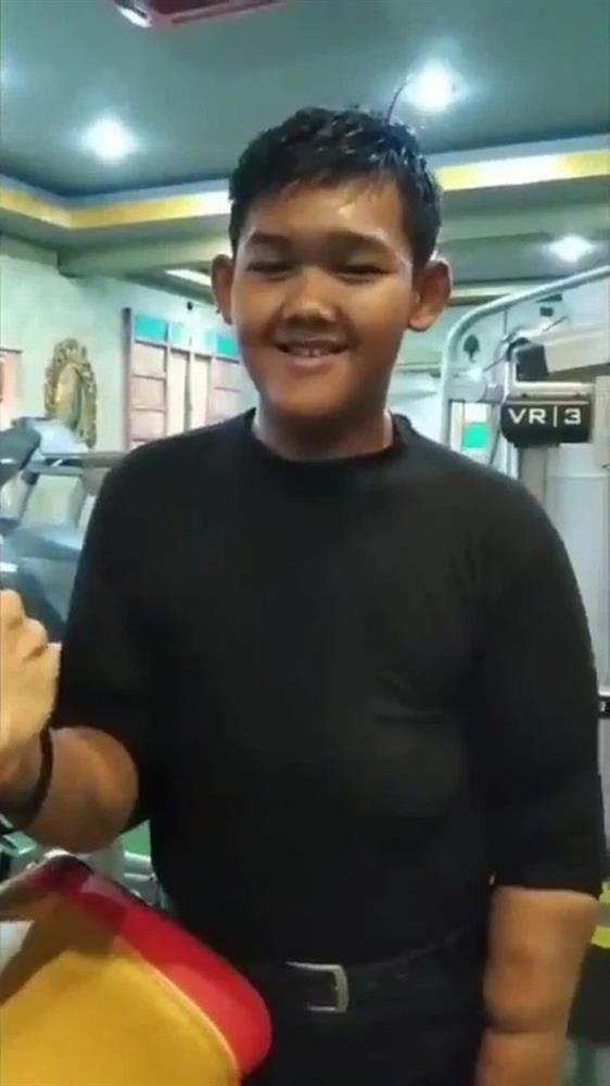 Cậu bé béo nhất thế giới nặng gần 200kg gây choáng với ngoại hình mới chỉ sau 4 năm giảm cân, nhìn hình không ai dám tin là cùng một người-8