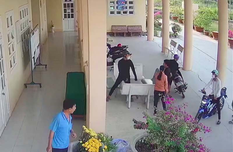 Diễn biến mới vụ người lạ vào tận trường lôi học sinh ra ngoài đánh-1