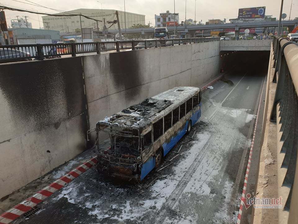Xe buýt cháy dữ dội trong hầm chui ở Sài Gòn-3