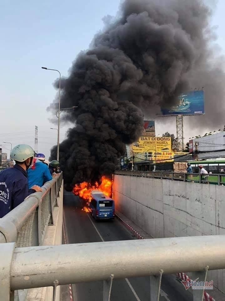 Xe buýt cháy dữ dội trong hầm chui ở Sài Gòn-2