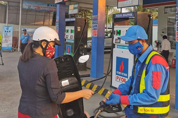 Giá xăng tăng mạnh, đầu năm mới vượt 18.000 đồng/lít-2