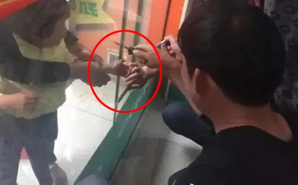 Cậu bé 3 tuổi suýt bị thiệt mạng do kẹp vào cửa, đừng để sự giải cứu sai lầm của bố mẹ làm tổn thương con-2