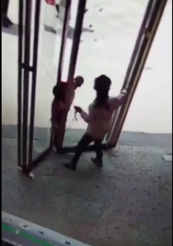 Cậu bé 3 tuổi suýt bị thiệt mạng do kẹp vào cửa, đừng để sự giải cứu sai lầm của bố mẹ làm tổn thương con-3