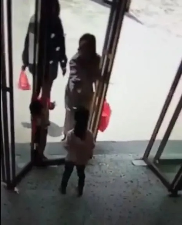 Cậu bé 3 tuổi suýt bị thiệt mạng do kẹp vào cửa, đừng để sự giải cứu sai lầm của bố mẹ làm tổn thương con-4