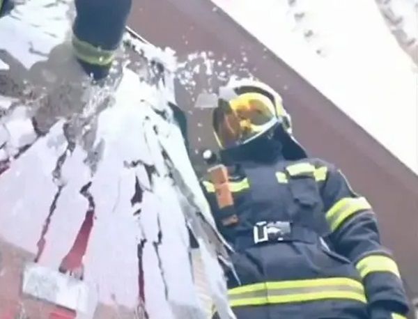 Cậu bé 3 tuổi suýt bị thiệt mạng do kẹp vào cửa, đừng để sự giải cứu sai lầm của bố mẹ làm tổn thương con-8