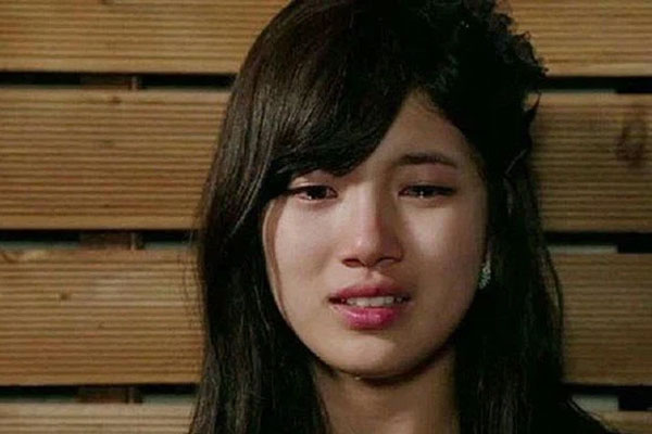 Đi làm về nhà, chồng khiếp hãi” thấy vợ ôm con 9 tháng tuổi leo ra lan can tầng 4, nguyên do đằng sau khiến ai nấy ngậm ngùi-3