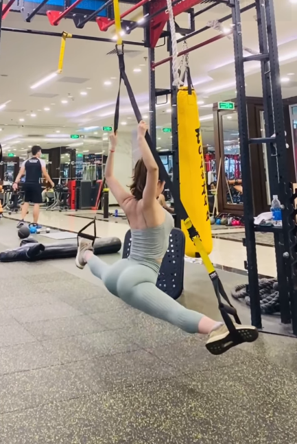 Quỳnh Nga đăng clip xoạc thử một cái, Việt Anh lại vào bình luận khiến nhiều người đỏ mặt-2