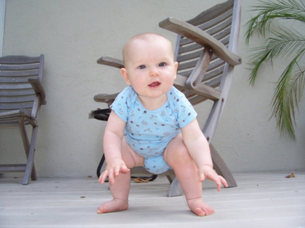 Muốn bằng con nhà người ta”, cha mẹ cố ép con biết đi sớm khiến chân bé biến dạng đến xót xa-3