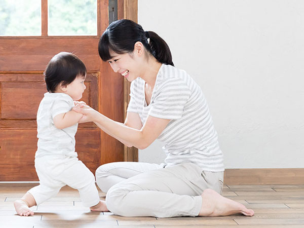 Muốn bằng con nhà người ta”, cha mẹ cố ép con biết đi sớm khiến chân bé biến dạng đến xót xa-4