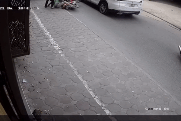 Clip: Cố băng qua đường tàu, thanh niên đập mặt vào thanh chắn và 3 giây chạy thoát khỏi tử thần-2