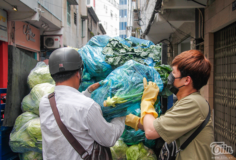 Người Sài Gòn giải cứu súp lơ, bắp cải giúp nông dân mùa dịch: Được từng nào, hay từng đó-3