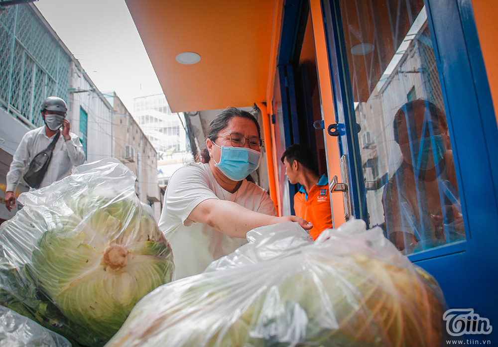 Người Sài Gòn giải cứu súp lơ, bắp cải giúp nông dân mùa dịch: Được từng nào, hay từng đó-4