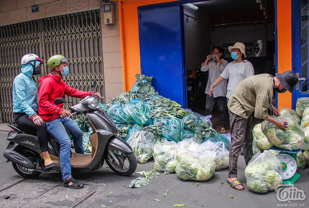 Người Sài Gòn giải cứu súp lơ, bắp cải giúp nông dân mùa dịch: Được từng nào, hay từng đó-6