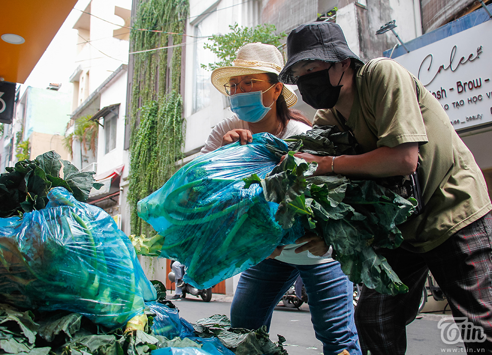 Người Sài Gòn giải cứu súp lơ, bắp cải giúp nông dân mùa dịch: Được từng nào, hay từng đó-7