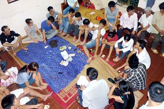 Bắt quả tang nhóm cán bộ xã đến nhà Trạm phó y tế đánh bạc giữa dịch Covid-19