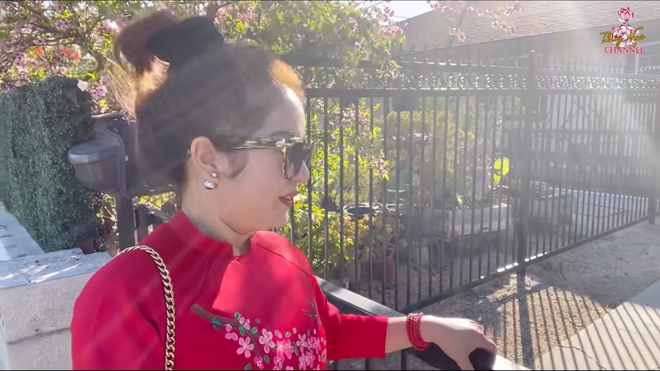 Hé lộ nhà Bằng Kiều ở Mỹ, mẹ ruột đeo chuỗi ngọc 1 tỷ, nói về tình trạng con trai bị hủy show-1