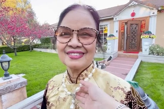 Hé lộ nhà Bằng Kiều ở Mỹ, mẹ ruột đeo chuỗi ngọc 1 tỷ, nói về tình trạng con trai bị hủy show