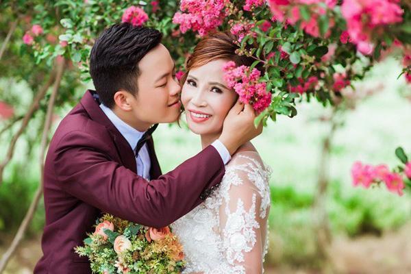 Vừa khoe gương mặt đã khỏi bị lệch, cô dâu Cao Bằng 64 tuổi lại hé lộ hình ảnh cho thấy mối quan hệ của chồng phi công với con gái riêng của vợ-1