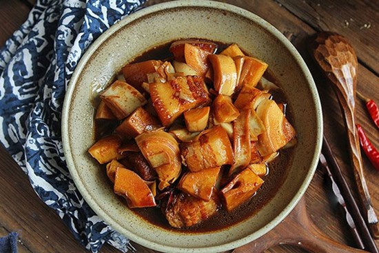 Cho thêm củ này món ba chỉ kho sẽ hấp dẫn hơn nhiều