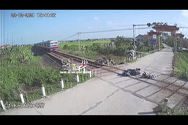 Clip: Cố băng qua đường tàu, thanh niên đập mặt vào thanh chắn và 3 giây