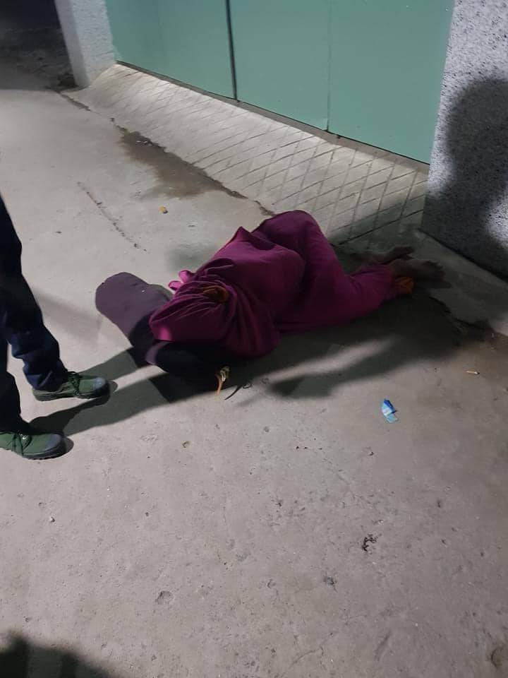 Nhậu nhẹt nên bị vợ đuổi ra ngoài, người đàn ông quấn chăn nằm bất động trên đường khiến công an cũng tá hỏa-2