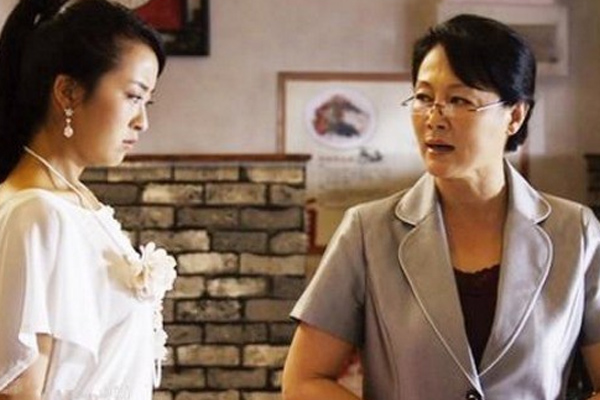 Chồng vừa qua đời mẹ chồng khuyên con dâu tái hôn, khi mở món quà của nhà anh ra tôi vô cùng choáng váng-1