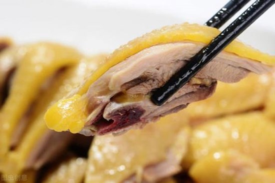 Khi mua gà sống, làm thế nào để phân biệt giữa 'gà non' và 'gà già'? Hướng dẫn bạn 4 thủ thuật, đừng để bị lừa nữa