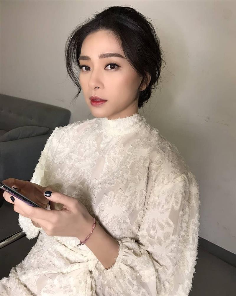 Mỹ nhân Việt có đến 4 kiểu tóc buộc thấp tuyệt xinh, diện đi làm hay đi chơi đều xịn đẹp ngây ngất-2