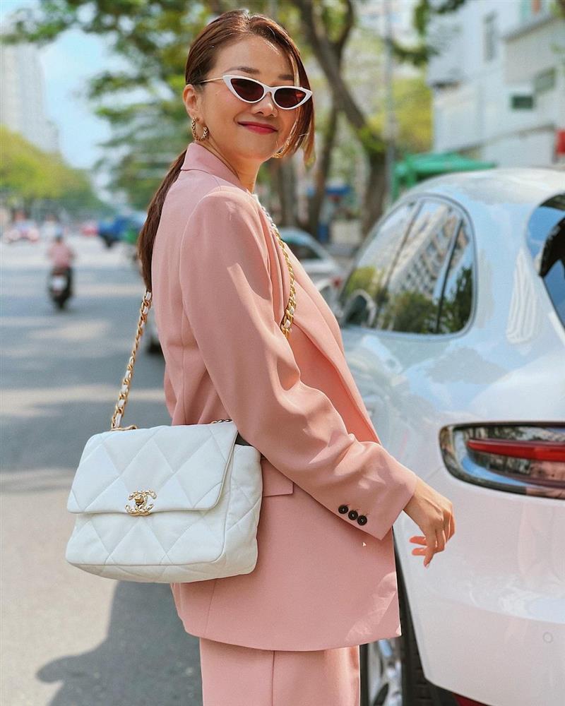 Mỹ nhân Việt có đến 4 kiểu tóc buộc thấp tuyệt xinh, diện đi làm hay đi chơi đều xịn đẹp ngây ngất-3