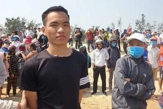 Nhóm học sinh đuối nước khi tắm biển, thanh niên 20 tuổi lao ra cứu sống được 3 người