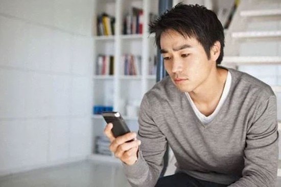 Tình cờ đọc được tin nhắn bạn thân của vợ đòi vay 500 triệu, tôi giả danh vợ từ chối thì bủn rủn chân tay khi nhận tin đáp lại