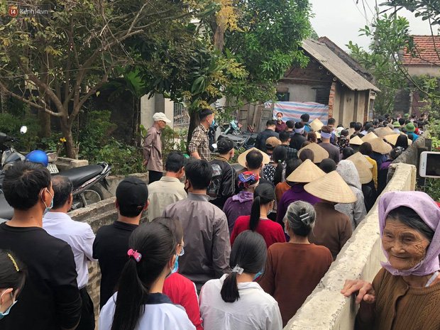 Quặn lòng đám tang của nữ sinh lớp 10 bị bạn trai bóp cổ đến chết, người thân ngã quỵ trên đường đưa tiễn-1